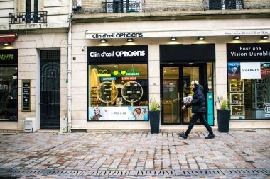 Reims, Fransa - 26 Ekim 2023 Reims caddesinde dolaşan insanlar, sembolik bir şehir ve Fransa 'nın şampanya başkenti