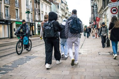 Reims, Fransa - 26 Ekim 2023 Reims caddesinde dolaşan insanlar, sembolik bir şehir ve Fransa 'nın şampanya başkenti
