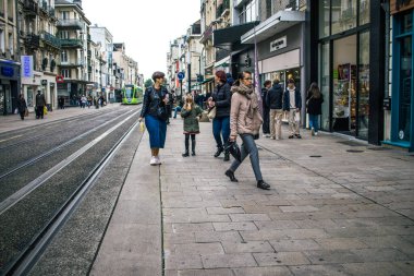 Reims, Fransa - 26 Ekim 2023 Reims caddesinde dolaşan insanlar, sembolik bir şehir ve Fransa 'nın şampanya başkenti
