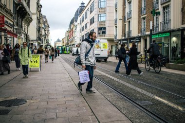 Reims, Fransa - 26 Ekim 2023 Reims caddesinde dolaşan insanlar, sembolik bir şehir ve Fransa 'nın şampanya başkenti