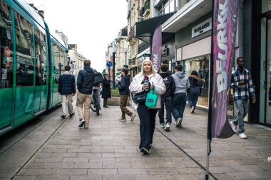 Reims, Fransa - 26 Ekim 2023 Reims caddesinde dolaşan insanlar, sembolik bir şehir ve Fransa 'nın şampanya başkenti
