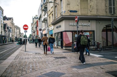 Reims, Fransa - 26 Ekim 2023 Reims caddesinde dolaşan insanlar, sembolik bir şehir ve Fransa 'nın şampanya başkenti