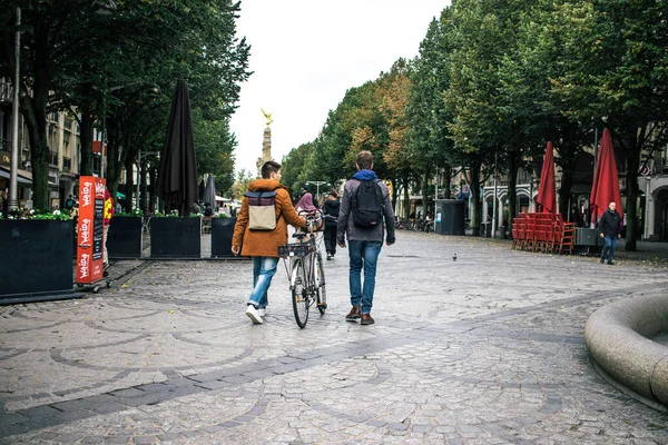 Reims, Fransa - 26 Ekim 2023 Reims caddesinde dolaşan insanlar, sembolik bir şehir ve Fransa 'nın şampanya başkenti