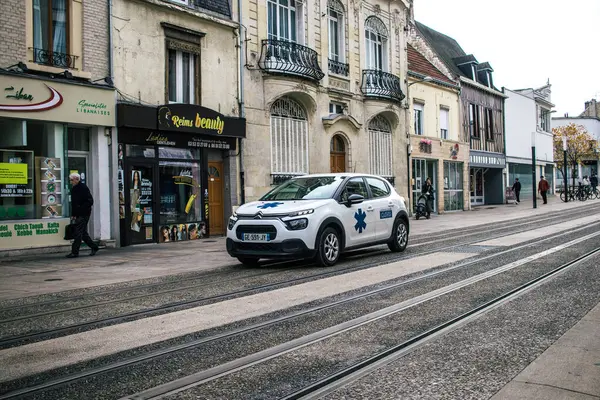 Reims, Fransa - 26 Ekim 2023 Ambulans Reims caddelerinden geçiyor, Fransa 'da bir sembolik şehir ve şampanya başkenti.