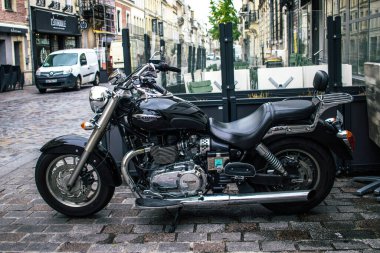 Reims, Fransa - 30 Ekim 2023 Reims caddelerine park edilmiş bir motosiklet, sembolik bir şehir ve Fransa 'nın şampanya başkenti..