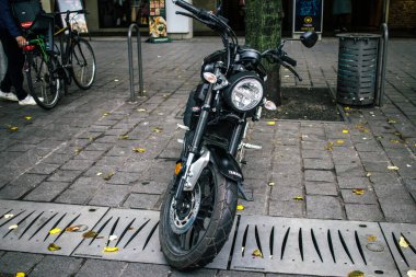 Reims, Fransa - 30 Ekim 2023 Reims caddelerine park edilmiş bir motosiklet, sembolik bir şehir ve Fransa 'nın şampanya başkenti..