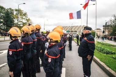 Reims, Fransa - 11 Kasım 2023 Fransız askeri 1. Dünya Savaşı 'nın bitişini simgeleyen ateşkes törenine katıldı.