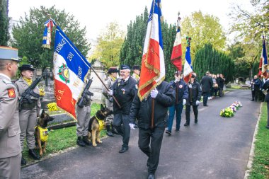 Reims, Fransa - 11 Kasım 2023 Gaziler Birinci Dünya Savaşı 'nın bitişini simgeleyen ateşkes töreninde bayraklar taşıdılar