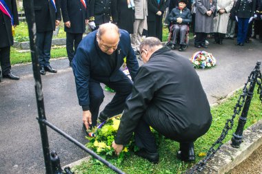 Reims, Fransa - 11 Kasım 2023 Fransız yetkilileri 1. Dünya Savaşı 'nın bitişi münasebetiyle ateşkes törenine katıldılar.