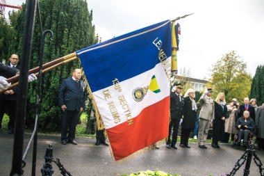 Reims, Fransa - 11 Kasım 2023 Gaziler Birinci Dünya Savaşı 'nın bitişini simgeleyen ateşkes töreninde bayraklar taşıdılar