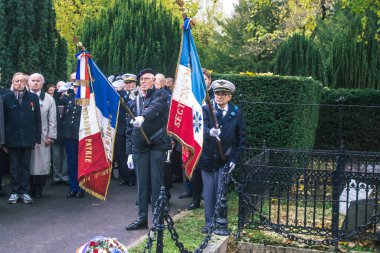 Reims, Fransa - 11 Kasım 2023 Gaziler Birinci Dünya Savaşı 'nın bitişini simgeleyen ateşkes töreninde bayraklar taşıdılar
