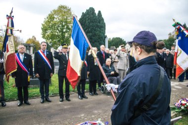 Reims, Fransa - 11 Kasım 2023 Gaziler Birinci Dünya Savaşı 'nın bitişini simgeleyen ateşkes töreninde bayraklar taşıdılar