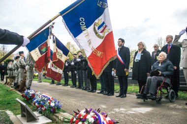 Reims, Fransa - 11 Kasım 2023 Gaziler Birinci Dünya Savaşı 'nın bitişini simgeleyen ateşkes töreninde bayraklar taşıdılar