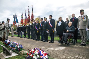 Reims, Fransa - 11 Kasım 2023 Fransız yetkilileri 1. Dünya Savaşı 'nın bitişi münasebetiyle ateşkes törenine katıldılar.