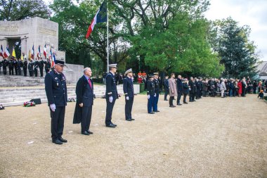 Reims, Fransa - 11 Kasım 2023 Fransız yetkilileri 1. Dünya Savaşı 'nın bitişi münasebetiyle ateşkes törenine katıldılar.