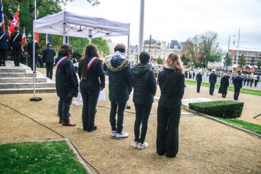 Reims, Fransa - 11 Kasım 2023 Fransız yetkilileri 1. Dünya Savaşı 'nın bitişi münasebetiyle ateşkes törenine katıldılar.