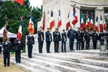 Reims, Fransa - 11 Kasım 2023 Gaziler Birinci Dünya Savaşı 'nın bitişini simgeleyen ateşkes töreninde bayraklar taşıdılar