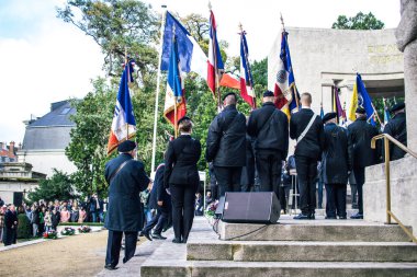 Reims, Fransa - 11 Kasım 2023 Gaziler Birinci Dünya Savaşı 'nın bitişini simgeleyen ateşkes töreninde bayraklar taşıdılar