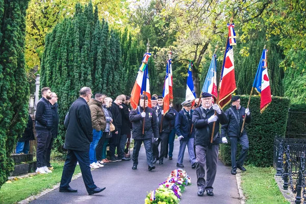 Reims, Fransa - 11 Kasım 2023 Gaziler Birinci Dünya Savaşı 'nın bitişini simgeleyen ateşkes töreninde bayraklar taşıdılar