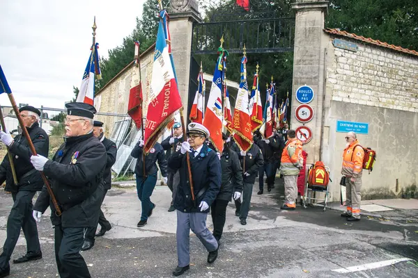 Reims, Fransa - 11 Kasım 2023 Gaziler Birinci Dünya Savaşı 'nın bitişini simgeleyen ateşkes töreninde bayraklar taşıdılar