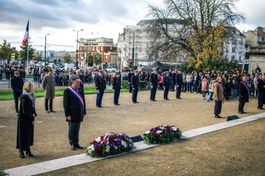 Reims, Fransa - 11 Kasım 2023 Fransız yetkilileri 1. Dünya Savaşı 'nın bitişi münasebetiyle ateşkes törenine katıldılar.
