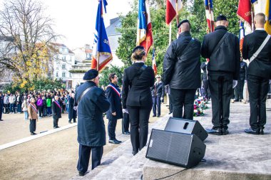 Reims, Fransa - 11 Kasım 2023 Gaziler Birinci Dünya Savaşı 'nın bitişini simgeleyen ateşkes töreninde bayraklar taşıdılar