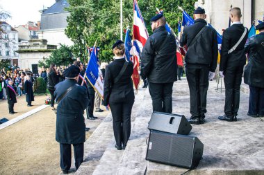 Reims, Fransa - 11 Kasım 2023 Gaziler Birinci Dünya Savaşı 'nın bitişini simgeleyen ateşkes töreninde bayraklar taşıdılar