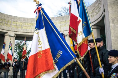 Reims, Fransa - 11 Kasım 2023 Gaziler Birinci Dünya Savaşı 'nın bitişini simgeleyen ateşkes töreninde bayraklar taşıdılar