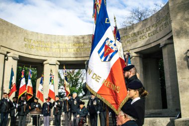 Reims, Fransa - 11 Kasım 2023 Gaziler Birinci Dünya Savaşı 'nın bitişini simgeleyen ateşkes töreninde bayraklar taşıdılar