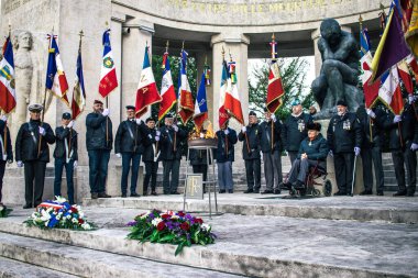 Reims, Fransa - 11 Kasım 2023 Gaziler Birinci Dünya Savaşı 'nın bitişini simgeleyen ateşkes töreninde bayraklar taşıdılar