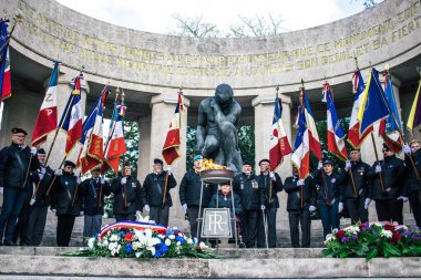 Reims, Fransa - 11 Kasım 2023 Gaziler Birinci Dünya Savaşı 'nın bitişini simgeleyen ateşkes töreninde bayraklar taşıdılar