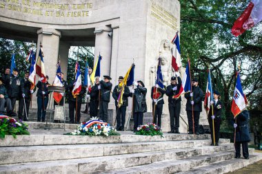 Reims, Fransa - 11 Kasım 2023 Gaziler Birinci Dünya Savaşı 'nın bitişini simgeleyen ateşkes töreninde bayraklar taşıdılar