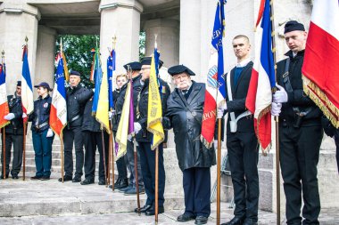 Reims, Fransa - 11 Kasım 2023 Gaziler Birinci Dünya Savaşı 'nın bitişini simgeleyen ateşkes töreninde bayraklar taşıdılar