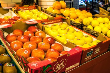 Reims, Fransa - Reims şehrinde 11 Kasım 2023 kapalı pazar, her gün taze mevsimlik meyve ve sebze bulabilirsiniz. Şehirdeki en popüler ve en eski pazardır..