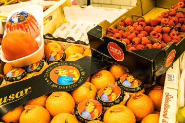 Reims, Fransa - Reims şehrinde 11 Kasım 2023 kapalı pazar, her gün taze mevsimlik meyve ve sebze bulabilirsiniz. Şehirdeki en popüler ve en eski pazardır..