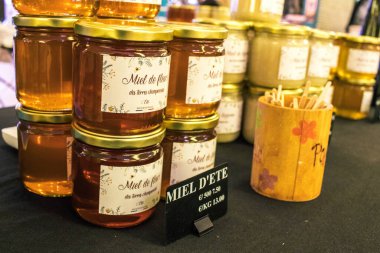 Reims, Fransa - Reims şehrindeki 11 Kasım 2023 Kapalı pazar, burada şampanya bölgesinde üretilen balı buluyoruz.