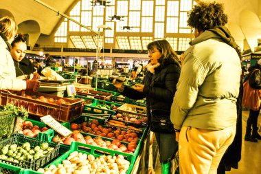 Reims, Fransa - Reims şehrinde 11 Kasım 2023 kapalı pazar, her gün taze mevsimlik meyve ve sebze bulabilirsiniz. Şehirdeki en popüler ve en eski pazardır..