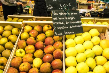Reims, Fransa - Reims şehrinde 11 Kasım 2023 kapalı pazar, her gün taze mevsimlik meyve ve sebze bulabilirsiniz. Şehirdeki en popüler ve en eski pazardır..