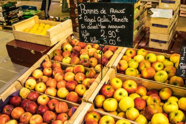 Reims, Fransa - Reims şehrinde 11 Kasım 2023 kapalı pazar, her gün taze mevsimlik meyve ve sebze bulabilirsiniz. Şehirdeki en popüler ve en eski pazardır..