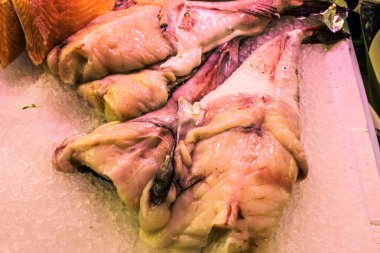 Reims, Fransa - Reims şehrinde 11 Kasım 2023 kapalı pazar, burada her gün taze balık ve deniz ürünleri bulabilirsiniz. Şehirdeki en popüler ve en eski pazardır..