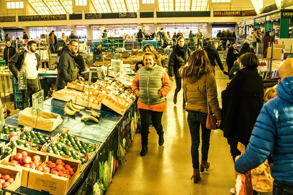 Reims, Fransa - Reims şehrinde 11 Kasım 2023 kapalı pazar, her gün taze mevsimlik meyve ve sebze bulabilirsiniz. Şehirdeki en popüler ve en eski pazardır..