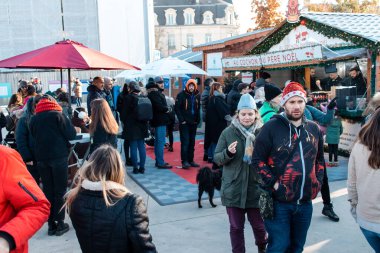 Reims, Fransa - 2 Aralık 2023 Reims kasabasındaki Noel pazarını ziyaret eden insanlar, sembolik bir şehir ve Fransa 'da Şampanya' nın başkenti.