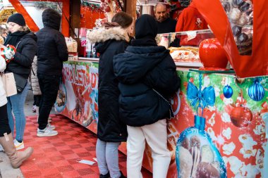 Reims, Fransa - 2 Aralık 2023 Reims kasabasındaki Noel pazarını ziyaret eden insanlar, sembolik bir şehir ve Fransa 'da Şampanya' nın başkenti.