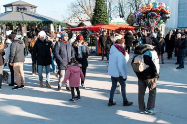 Reims, Fransa - 2 Aralık 2023 Reims kasabasındaki Noel pazarını ziyaret eden insanlar, sembolik bir şehir ve Fransa 'da Şampanya' nın başkenti.