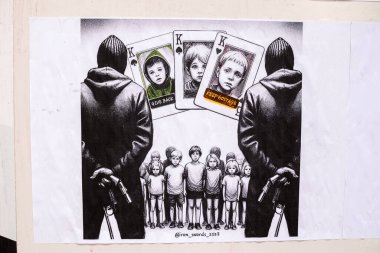 Tel Aviv, İsrail - 6 Aralık 2023 Hamas 'ın 7 Ekim 2023' teki terör saldırısı sırasında kaçırdığı rehinelerin yüzlerinin afişleri Tel Aviv sokaklarında sergileniyor..