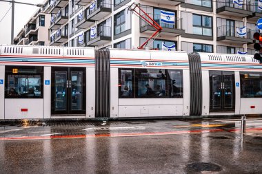 Tel Aviv, İsrail - 6 Aralık 2023 Modern elektrikli tramvay İsrail 'de Tel Aviv sokaklarında yuvarlanıyor.