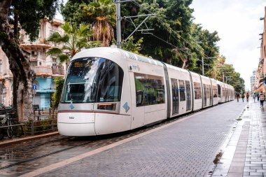 Tel Aviv, İsrail - 6 Aralık 2023 Modern elektrikli tramvay İsrail 'de Tel Aviv sokaklarında yuvarlanıyor.