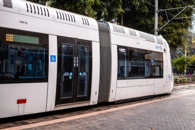 Tel Aviv, İsrail - 6 Aralık 2023 Modern elektrikli tramvay İsrail 'de Tel Aviv sokaklarında yuvarlanıyor.