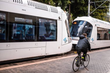 Tel Aviv, İsrail - 6 Aralık 2023 Modern elektrikli tramvay İsrail 'de Tel Aviv sokaklarında yuvarlanıyor.