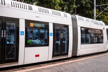 Tel Aviv, İsrail - 6 Aralık 2023 Modern elektrikli tramvay İsrail 'de Tel Aviv sokaklarında yuvarlanıyor.